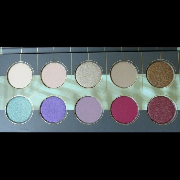 ZOEVA Gold and Black Coffee Table Book - Picture 9 of 12